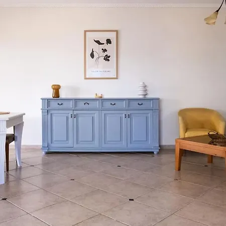 180 Seaview Apartment